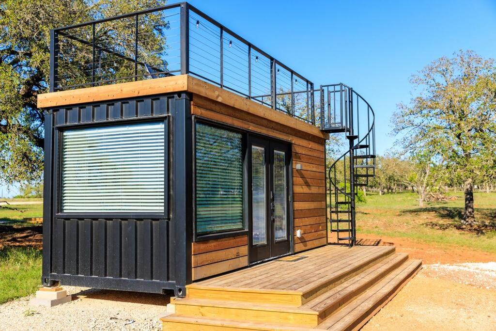 弗雷德里克斯堡New Wilderness Hideout-Cozy Container Home的一座带甲板和栏杆的小房子