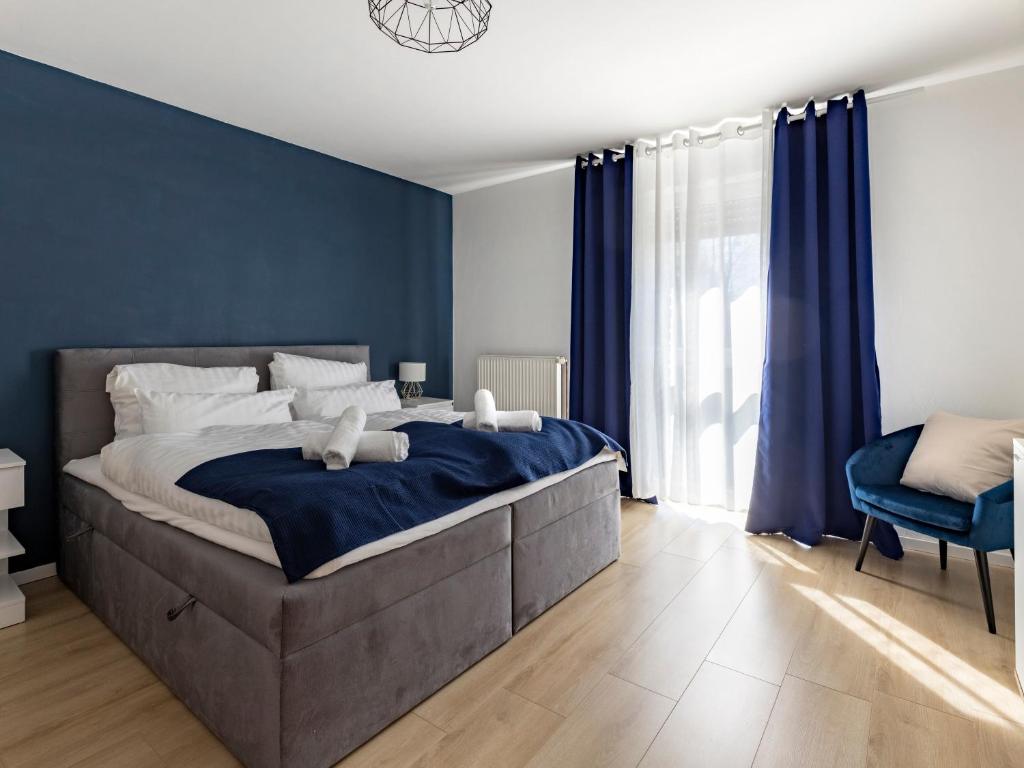 盖尔森基兴MICOA: Tiefgarage/Netflix/Highspeed Arbeitsplatz的一间卧室设有一张大床和蓝色的墙壁