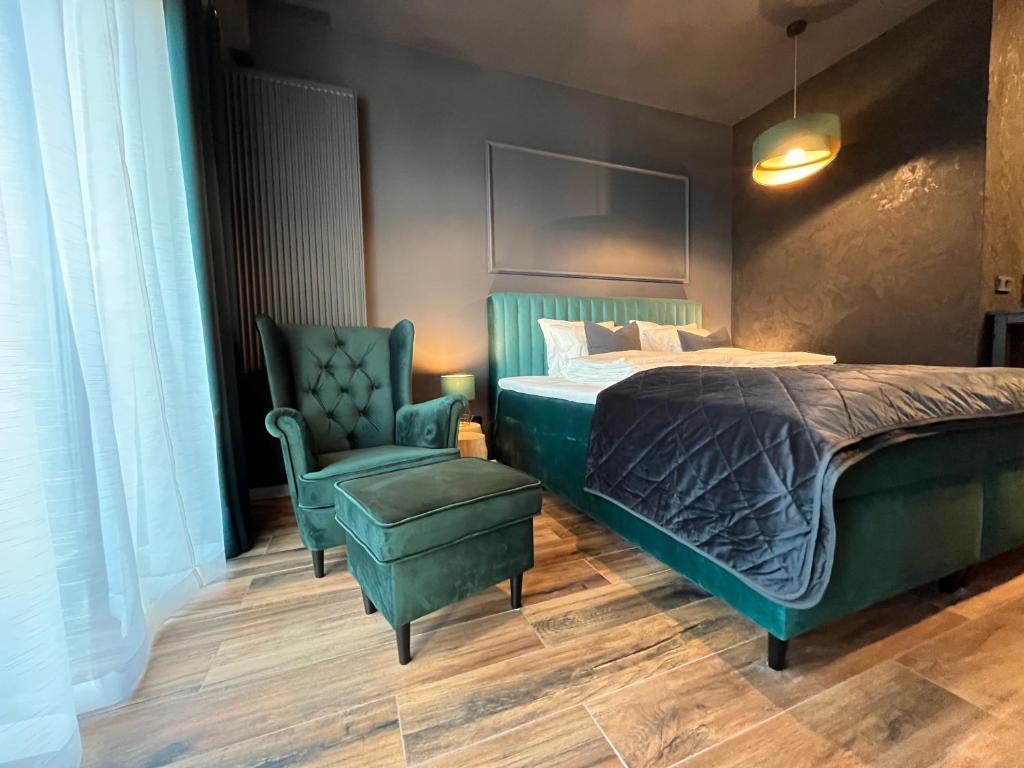 卡托维兹Apartament Manhattan Premium - I-wsza Dzielnica - by Kairos Apartments的一间卧室配有一张床和一把椅子