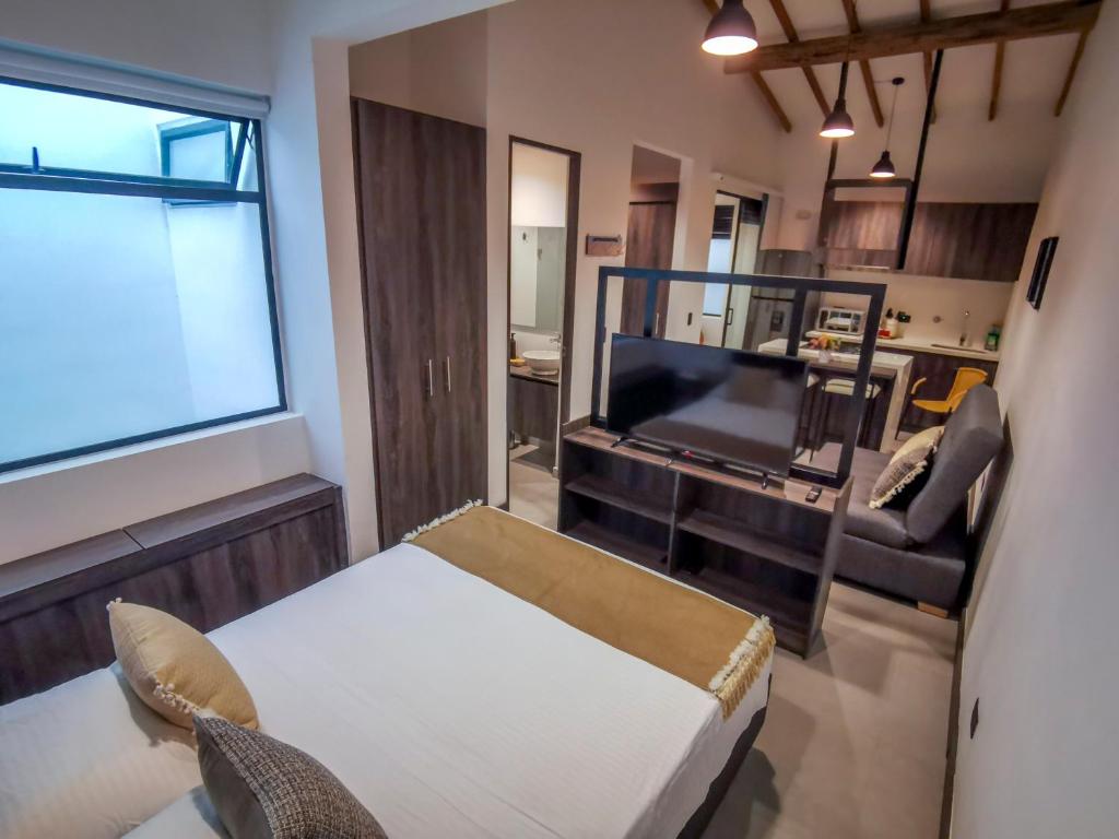 瓜塔佩Casa García Rent Home的客厅配有床、电视和沙发。