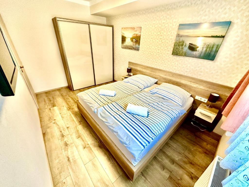 希欧福克Unio Vendégház 3的一间卧室配有一张床,上面有两条毛巾