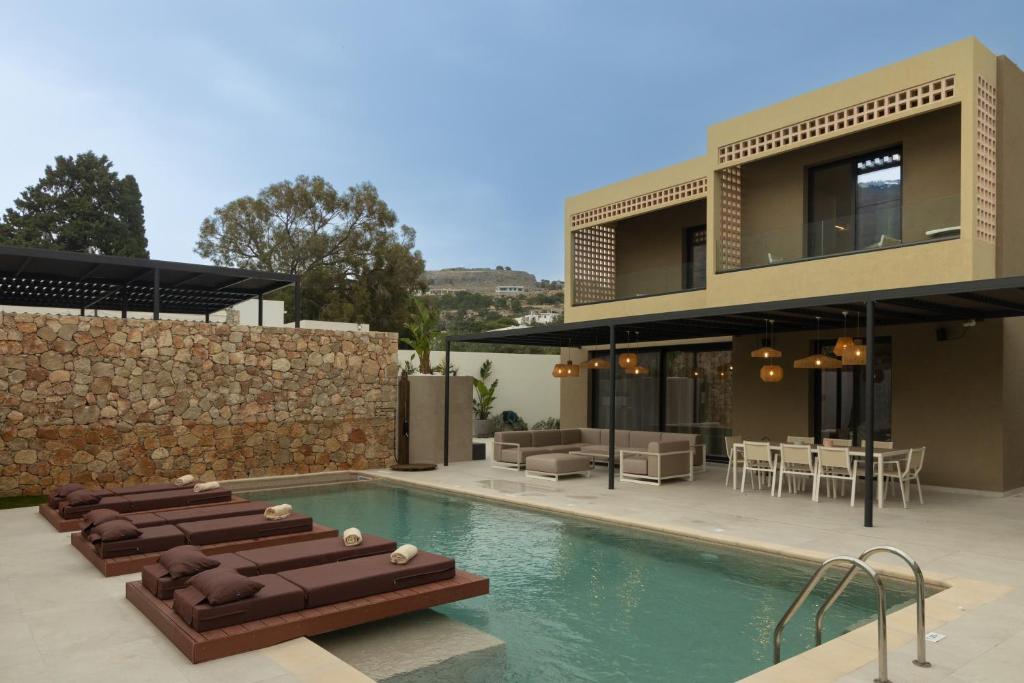 佩基罗德STALèA Luxury Villa的房屋前有游泳池的房子