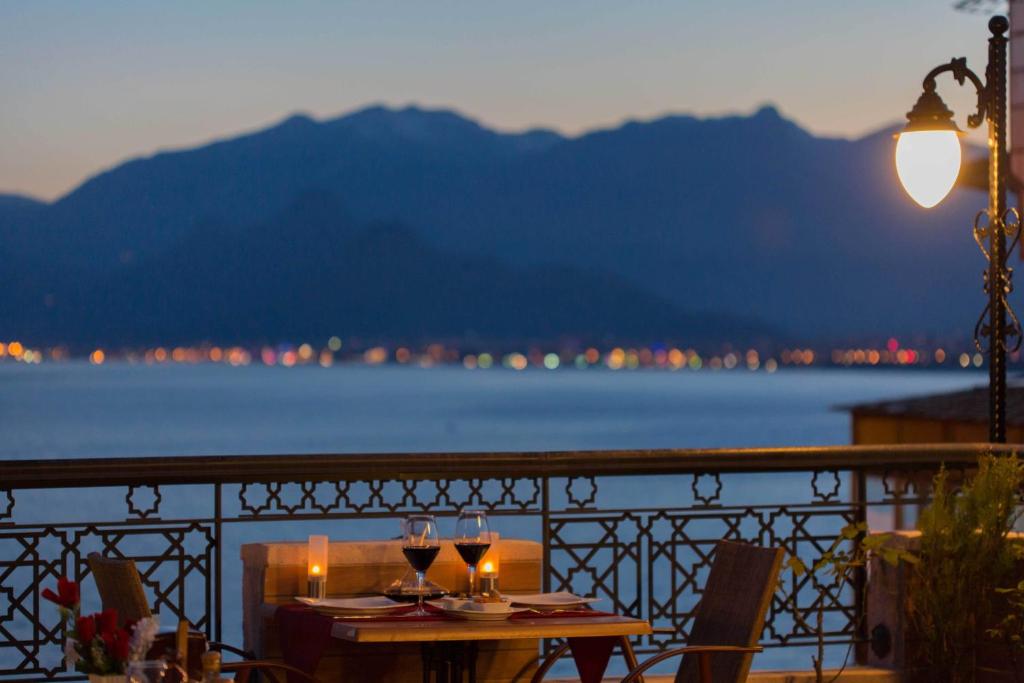 安塔利亚安塔利亚酒店的水景阳台的桌子和酒杯