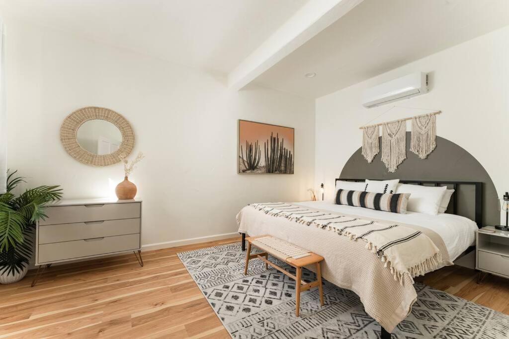Montecito1 Bedroom Casita - Casa Blanca的一间卧室配有一张大床和镜子