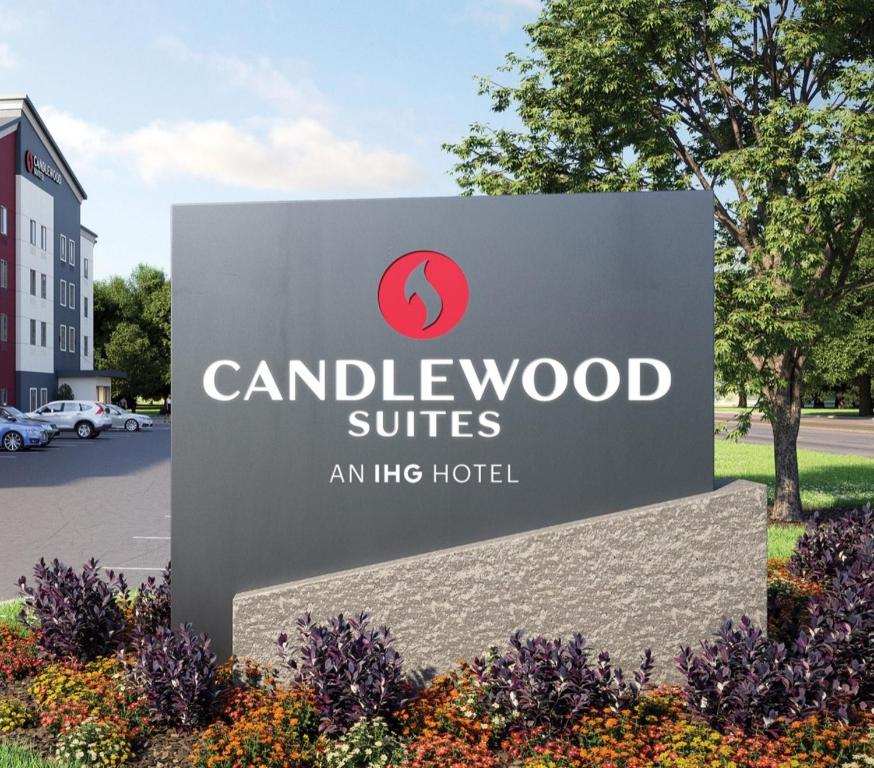 欧文Candlewood Suites DFW Airport North - Irving, an IHG Hotel的一间Hhp酒店的卡内拉木套房标志