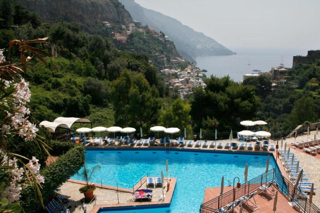波西塔诺Luxury Suite Royal Positano的大型山景游泳池