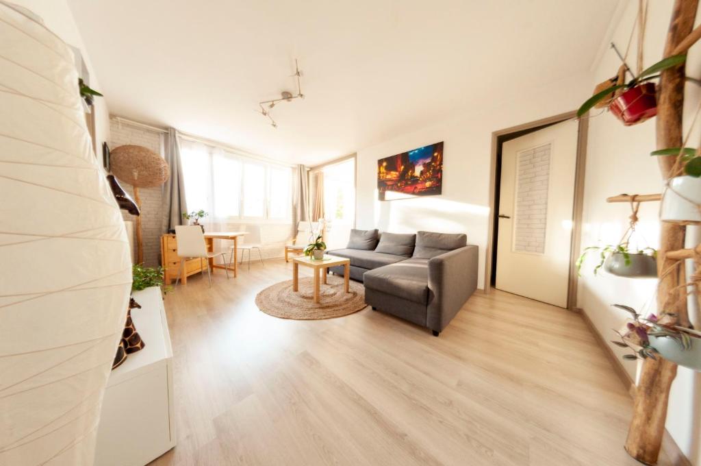 沙蒂永La Cuccia - Fully furnished apartment close to metro and Olympic venues的客厅配有沙发和桌子