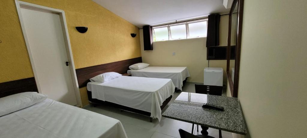 贝洛奥里藏特Sleep Suites的酒店客房设有两张床和窗户。