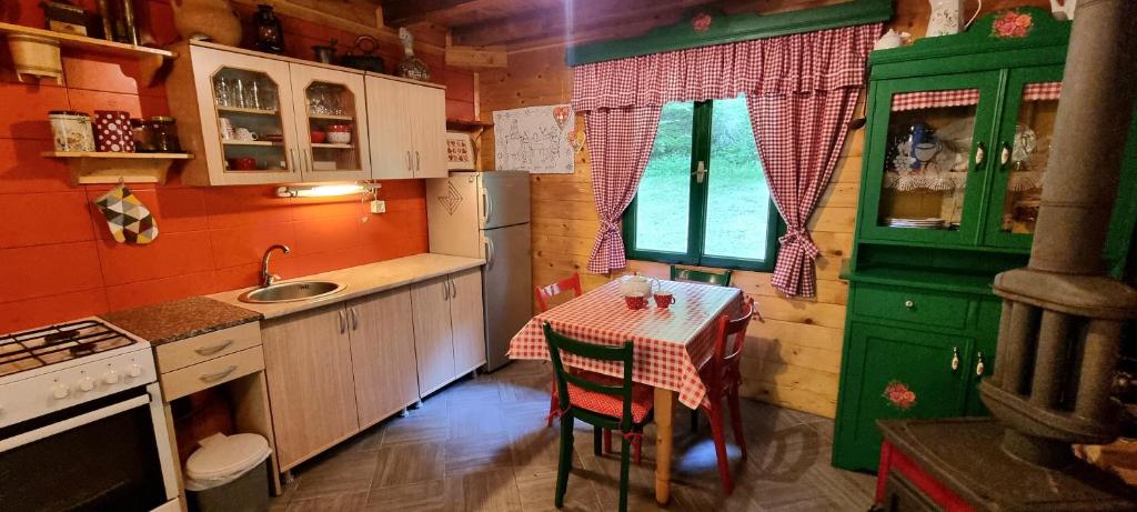 VerušaNaša kuća-Veruša的一个带桌子和水槽的小厨房