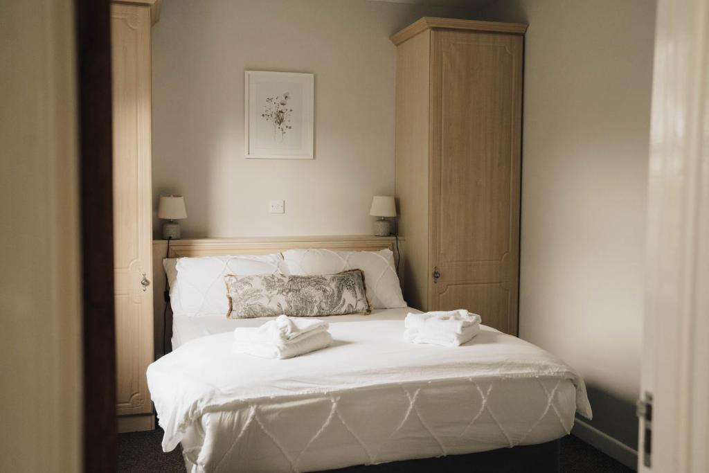 多尼戈尔多尼戈尔河口度假屋的卧室配有白色的床和两个枕头