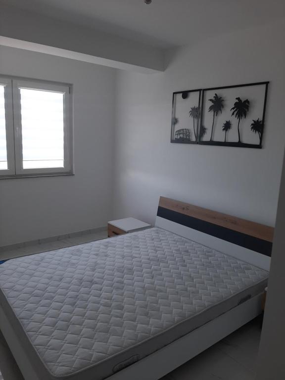 斯特鲁加Apartman Tamara Struga的白色的卧室设有床和窗户