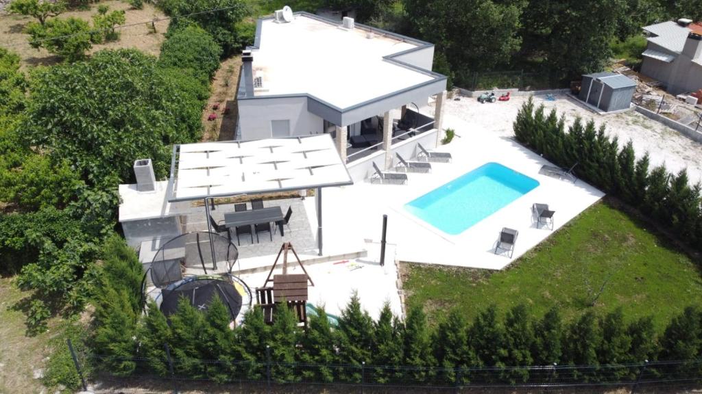 奥米什Villa Naklice的享有带游泳池的房屋的空中景致