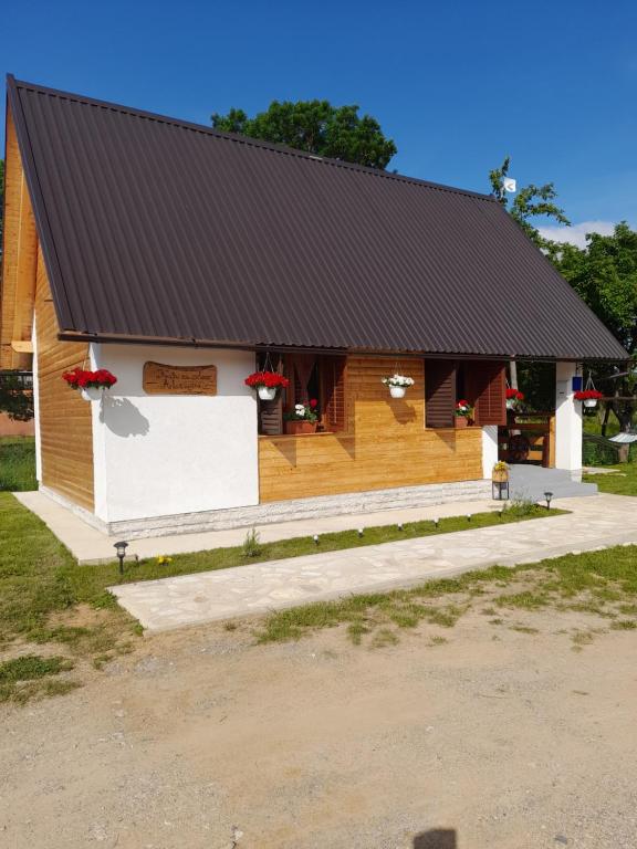 戈斯皮奇Kuća za odmor Antonija的一座带黑色屋顶的木制建筑