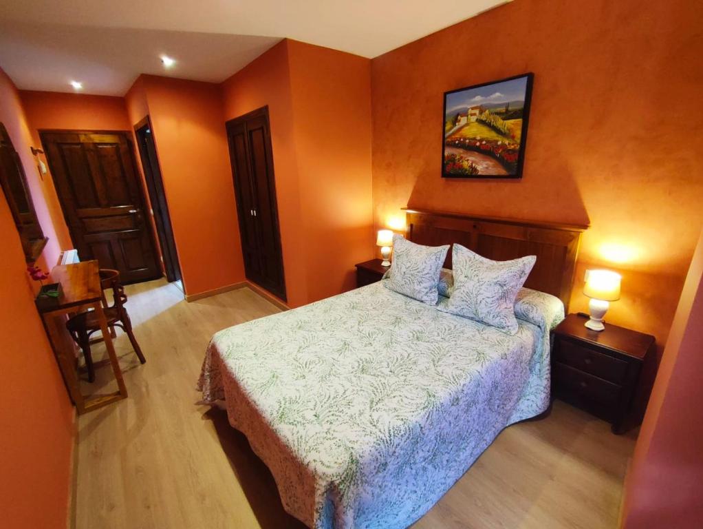 莫利纳塞卡Hotel Rural Pajarapinta的一间卧室配有橙色墙壁的床