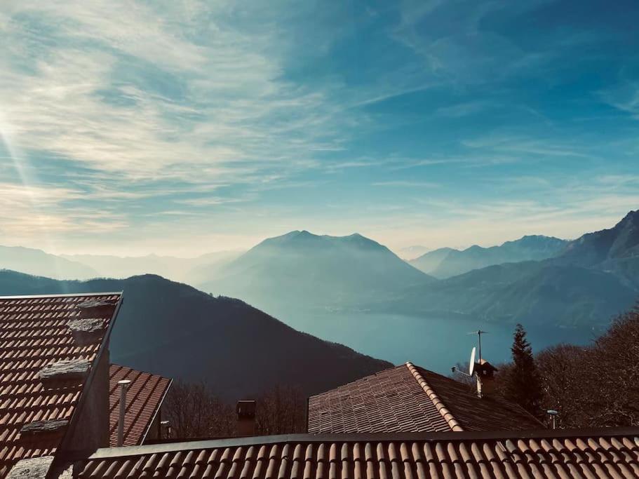 贝拉诺Chalet la terrazza vista lago的房屋屋顶享有山景。