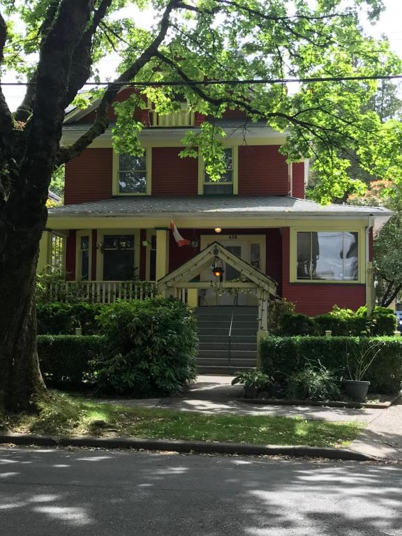 温哥华道格拉斯住宿加早餐旅馆的前面有一棵树的红色房子