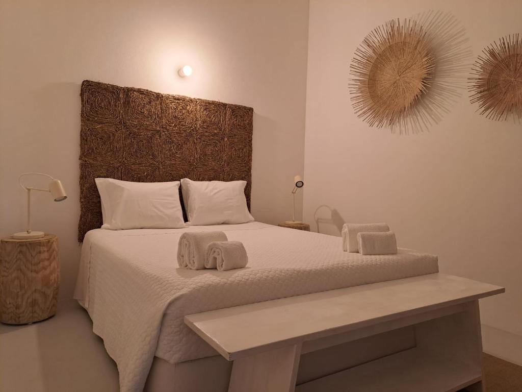 卡瓦利亚尔Casa Atlântico Carvalhal Comporta, apartamento piscina aquecida的一间卧室配有一张大床和两条毛巾