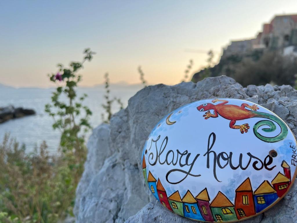 波佐利IlaryHouse的石头上的一个彩弹,上面写着快乐的字眼