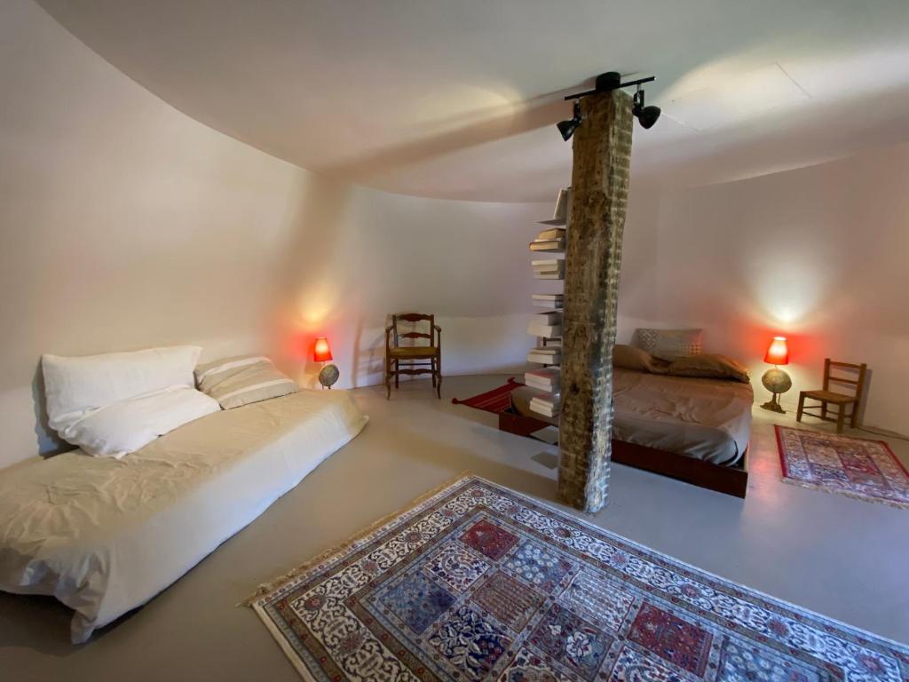 RémalardTour du manoir de Boiscorde的客厅配有两张床和地毯。