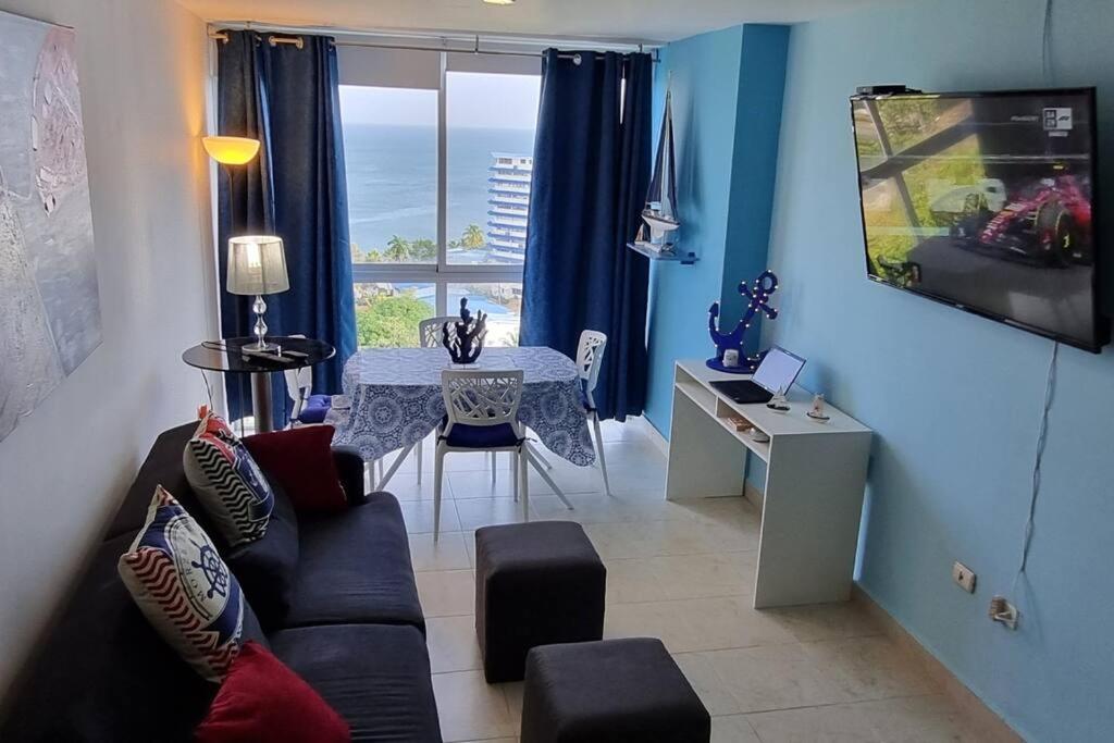 普拉亚科罗纳多Hermoso apartamento de Playa en Coronado的客厅配有沙发和桌子
