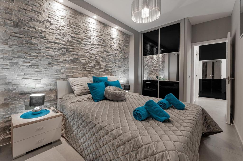 阿德耶Apartment Orlando的一间卧室配有一张带蓝色枕头的大床