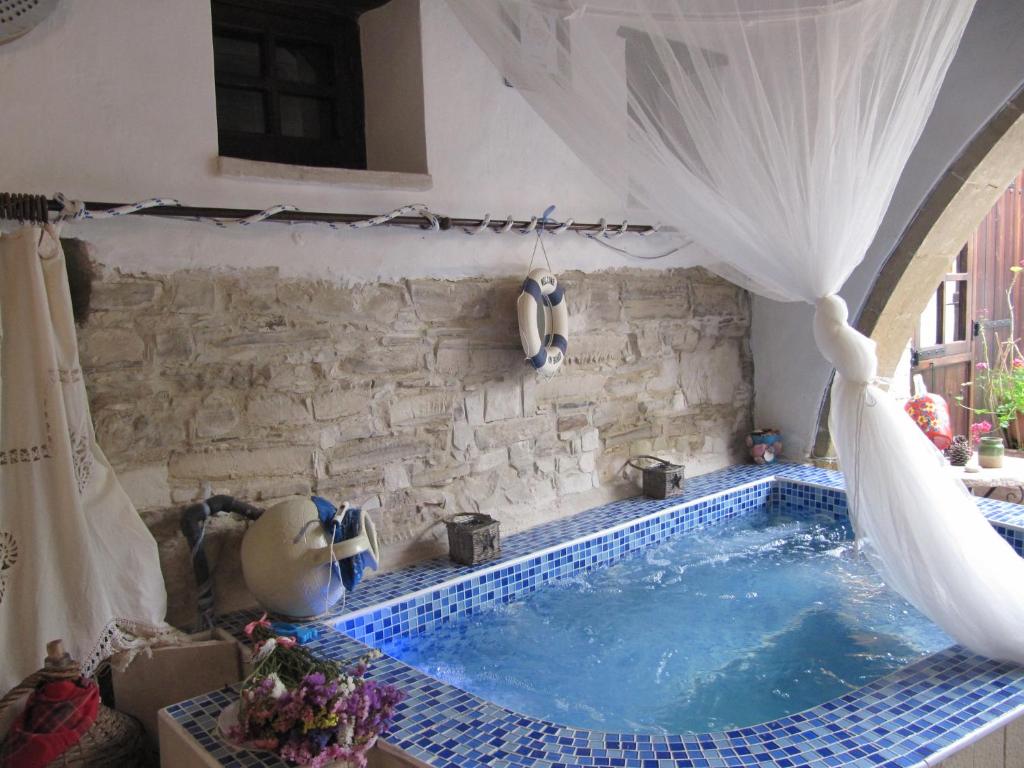 卡拉瓦索斯斯特拉托斯装饰艺术宾馆的游泳池,四周环绕着窗帘