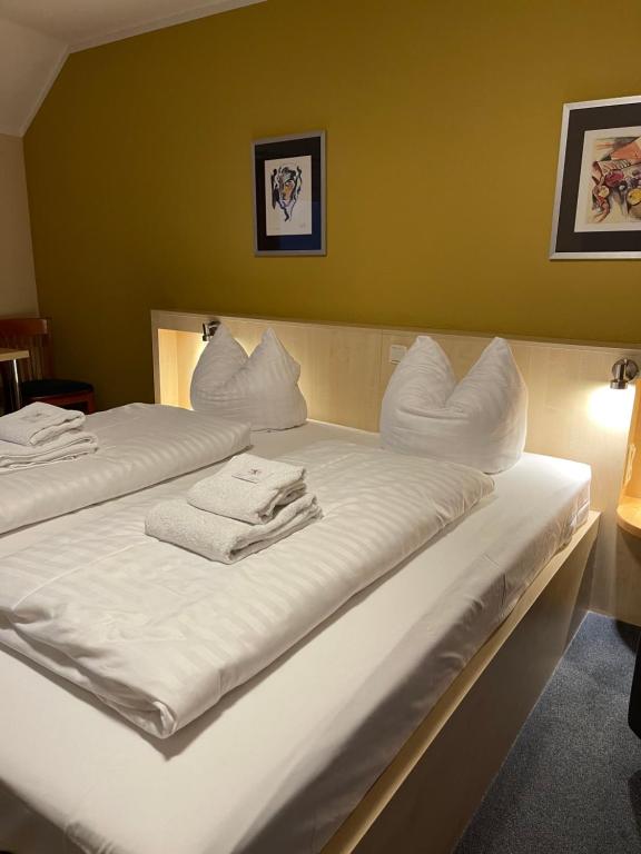 门兴格拉德巴赫精选酒店的绿墙客房内的两张白色床