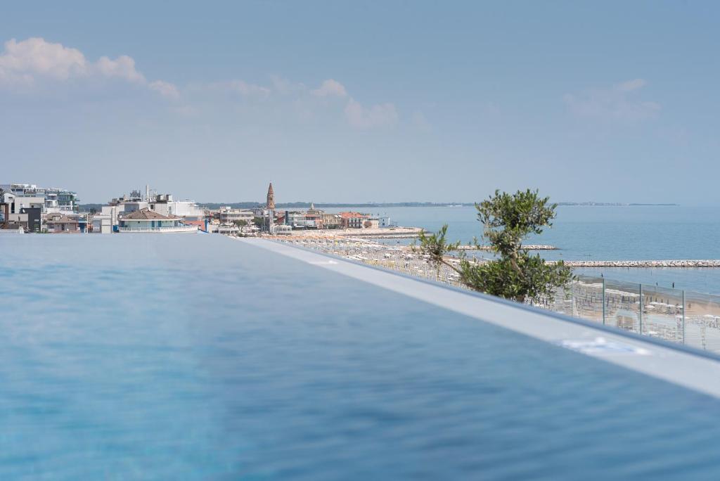 卡奥莱Unico Hotel Caorle的享有海滩景致的游泳池