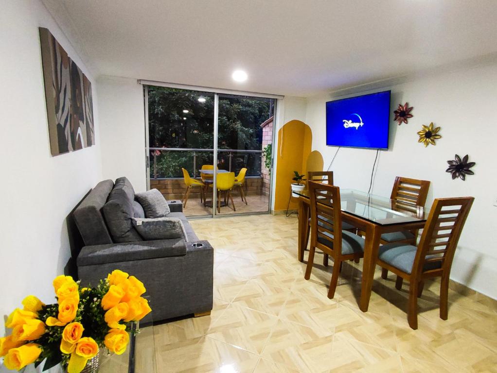 麦德林Apartamento en Laureles con Excelente Ubicación的客厅配有沙发和桌椅