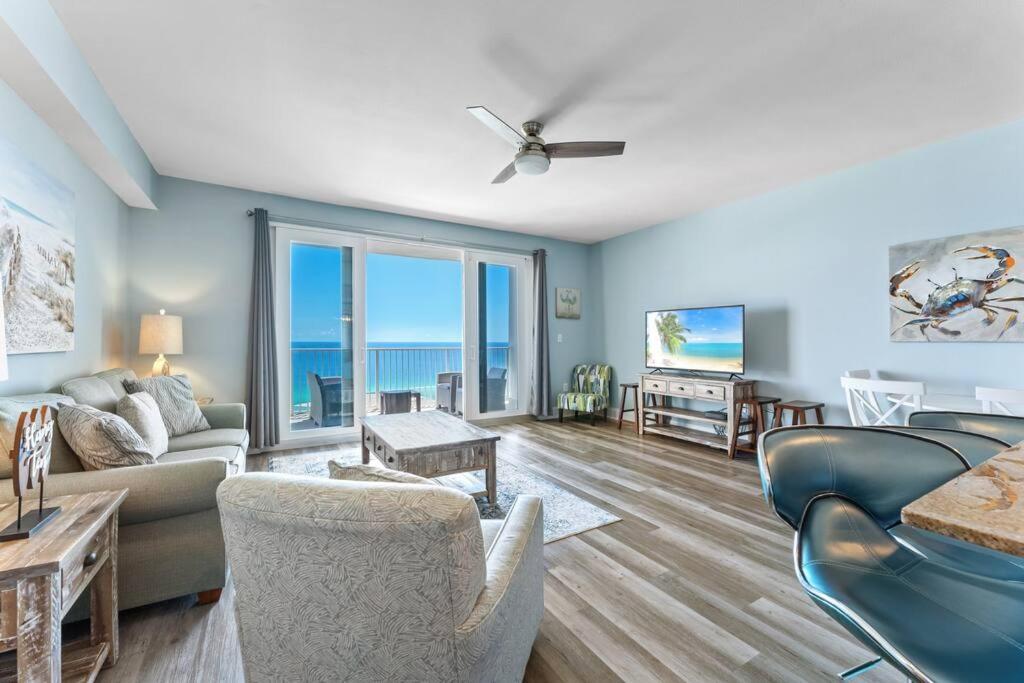 巴拿马城海滩Beautiful Panama City Beach Condo- Ocean View!的客厅配有沙发和椅子