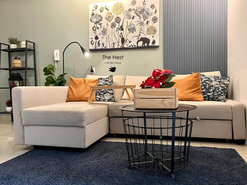 塞贝维海威舒适套房公寓的客厅配有沙发和桌子