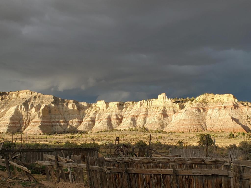 佳能威尔Log Cottages at Bryce Canyon #2的享有沙漠和山脉的景色