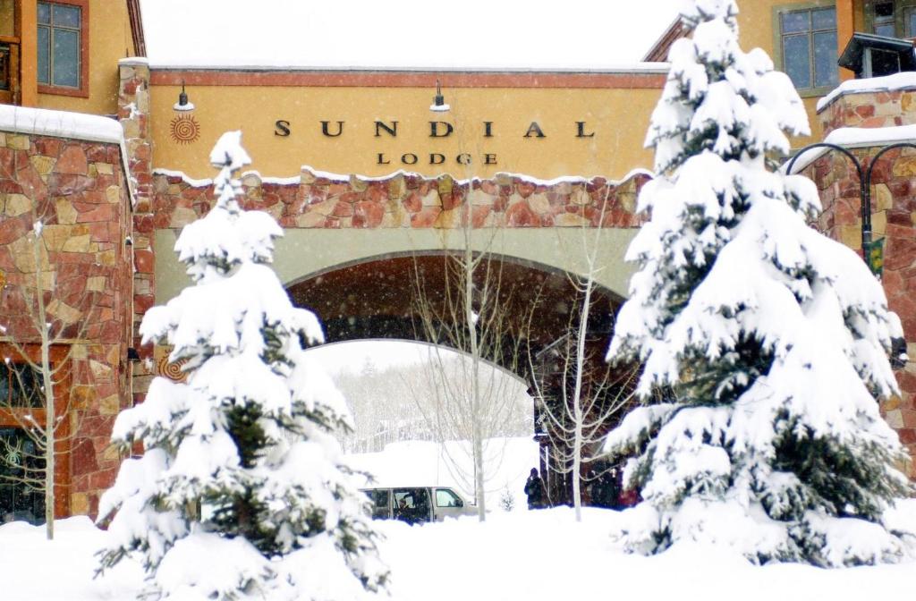帕克城Sundial Lodge by Park City - Canyons Village的阳光共同小屋的雪覆盖入口