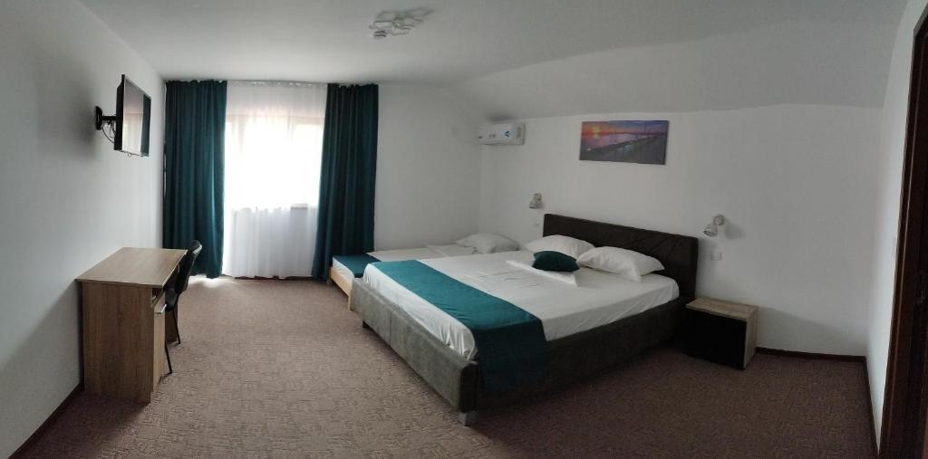 苏利纳REMINA的酒店客房设有两张床和窗户。