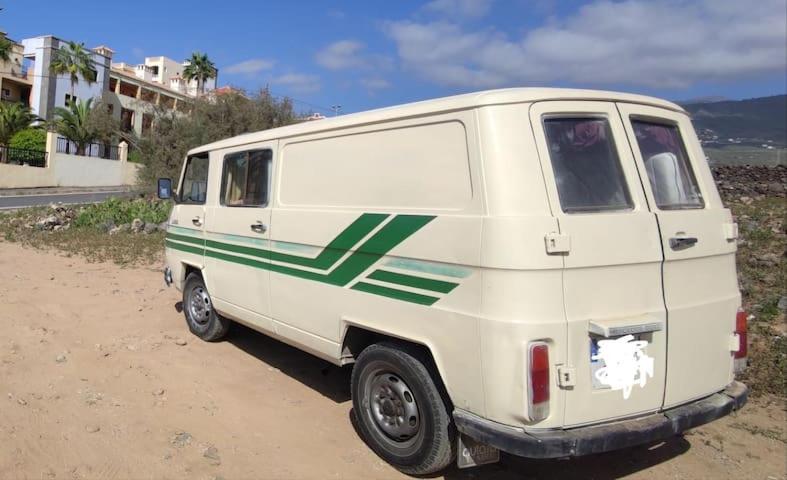 阿德耶canary van for drive, near to TFS Mercedes MB130的停在土路一侧的白色货车