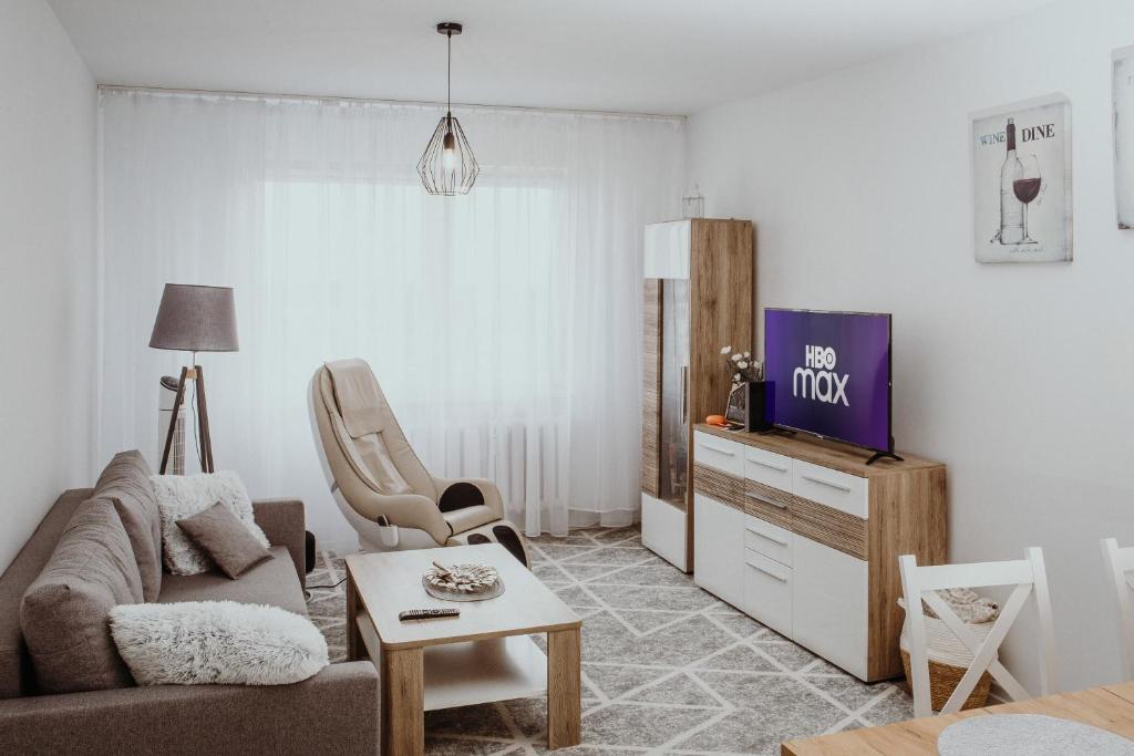 索斯诺维茨Apartament Kraju centrum z fotelem masującym的客厅配有沙发和桌子