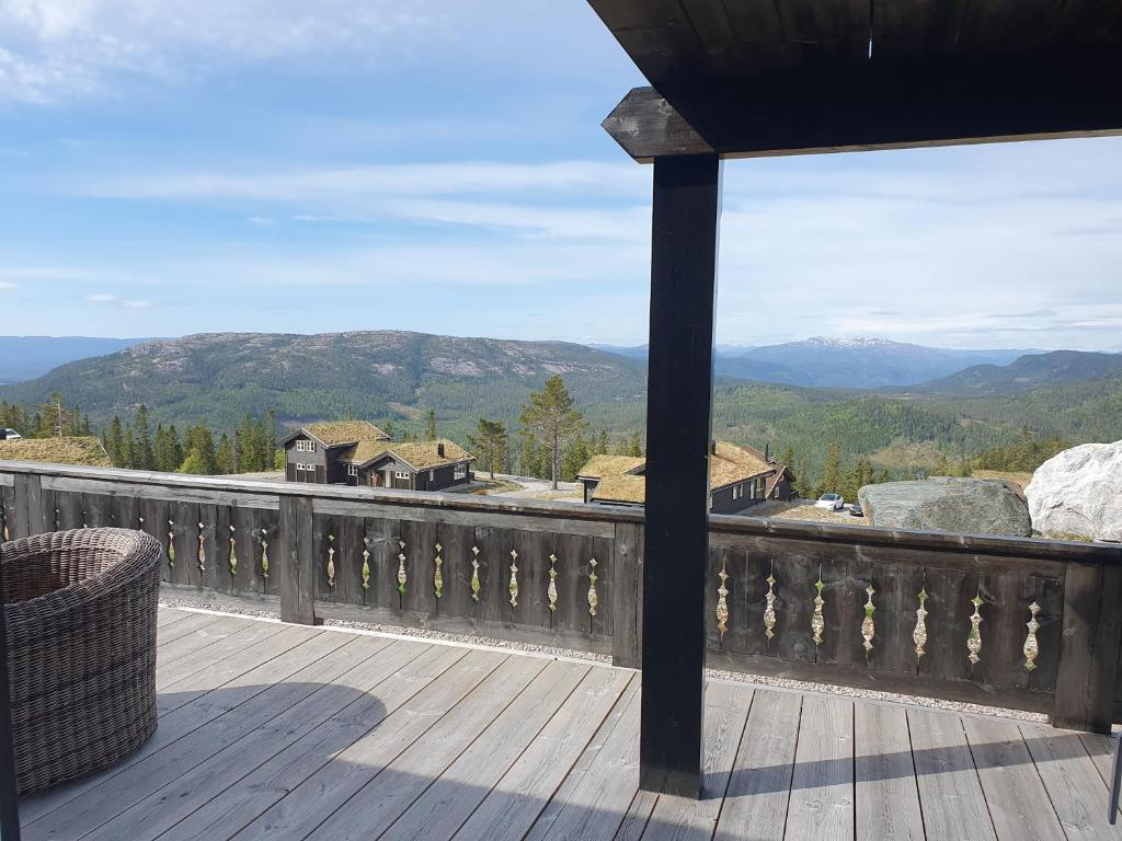LifjellWonderful cabin with amazing mountain - view的山景阳台。