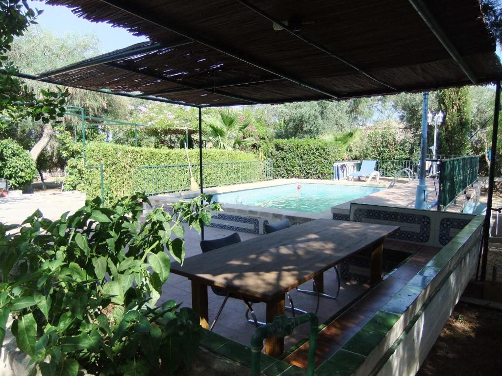 阿利坎特塞勒塔度假屋的一个带桌子和游泳池的庭院