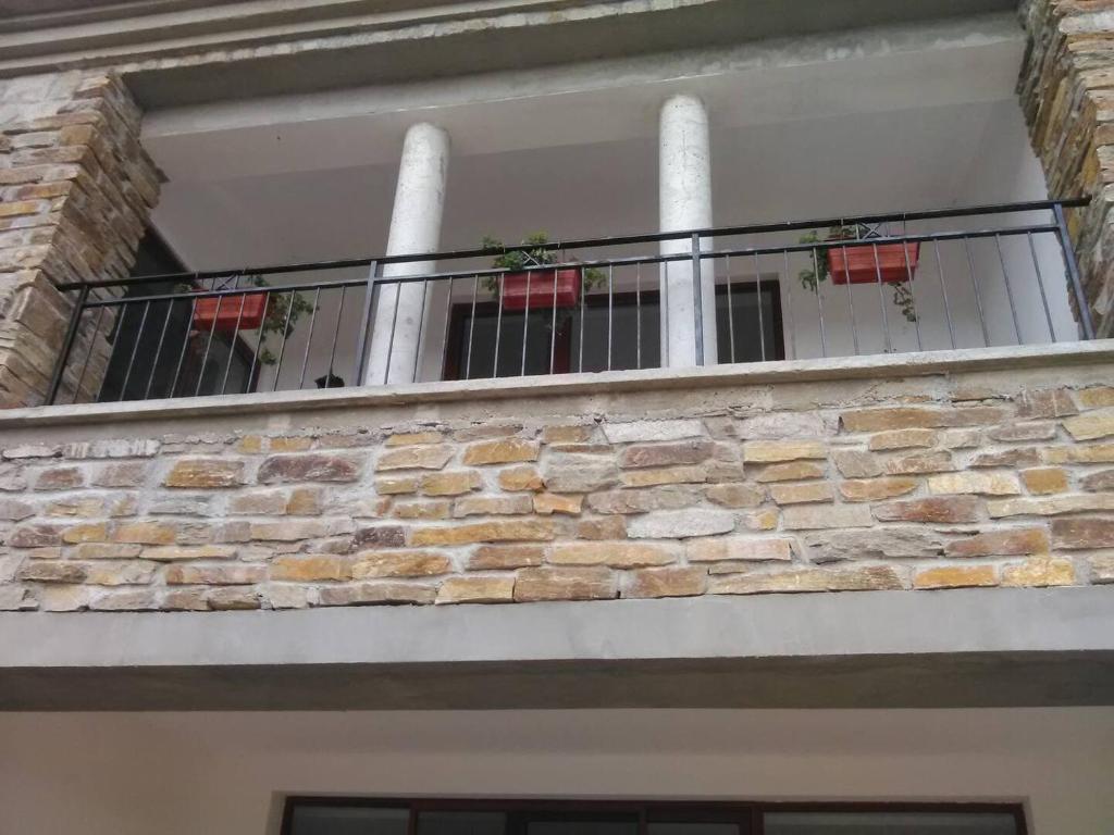 Къща за гости Поляна的带有石墙的建筑的阳台