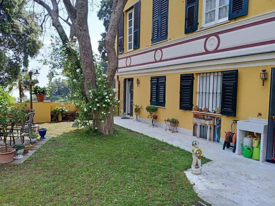 热那亚Casetta Jacaranda的院子里有雕像的黄色房子