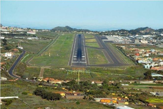 拉拉古纳Viajeros的机场跑道,有汽车停在跑道上