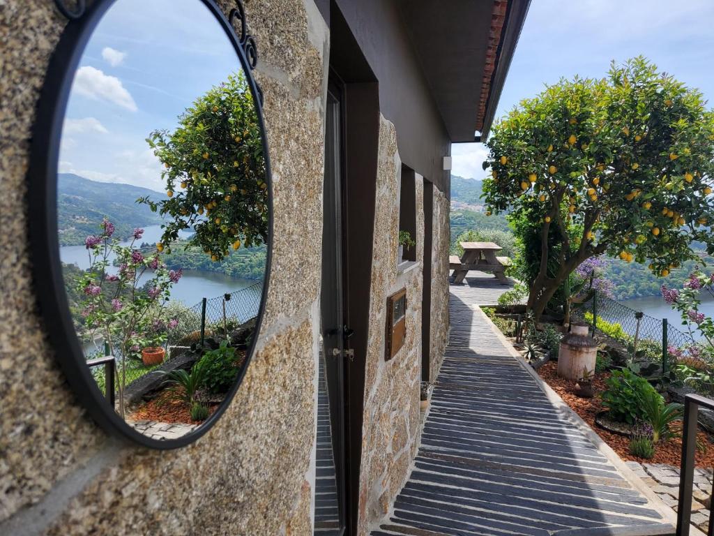 雷森迪Douro Mesio Guest House的一面镜子,一面是一面,一面是一面,