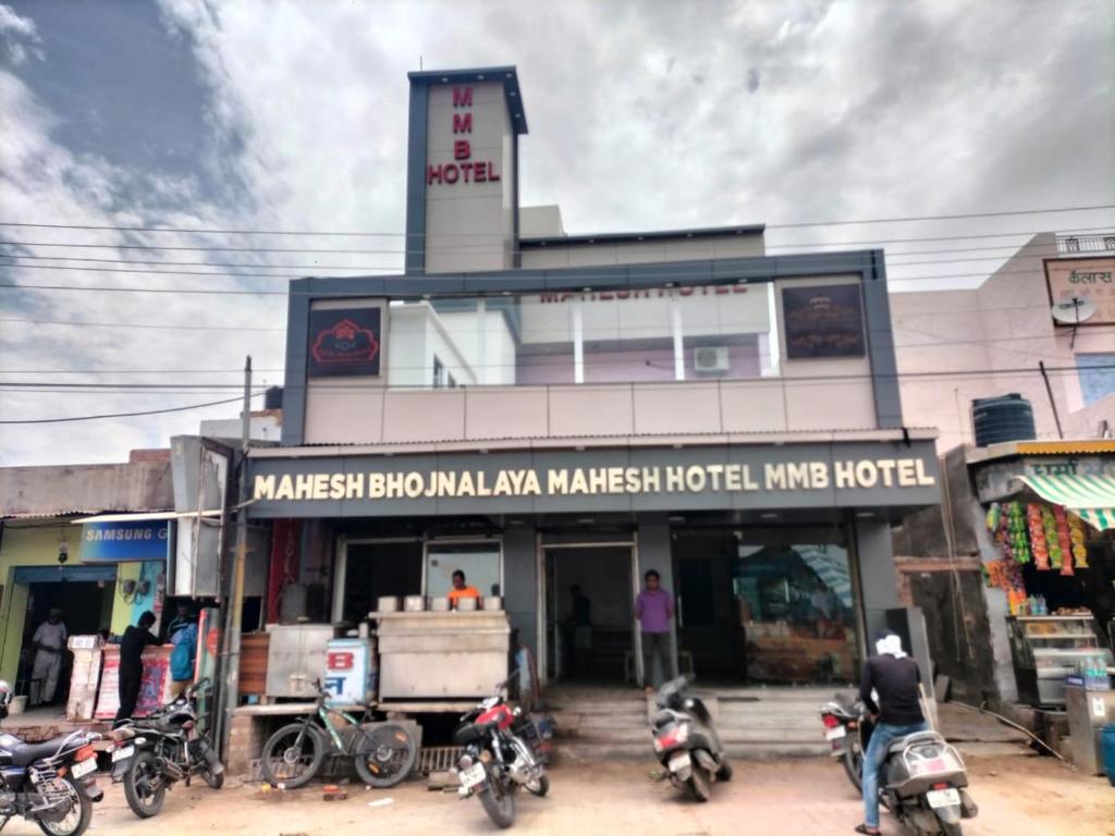 比卡内尔Mahesh hotel的停在前面的摩托车建筑