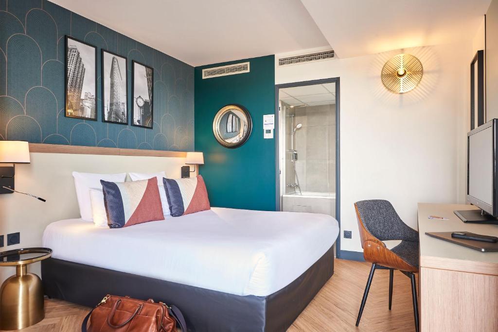 沙西约Hotel Gatsby by HappyCulture的酒店客房设有一张大床和一张书桌。
