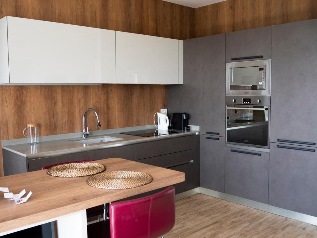 米兰SKYLINE MILANO Fiera的厨房配有一张木桌和两个篮子
