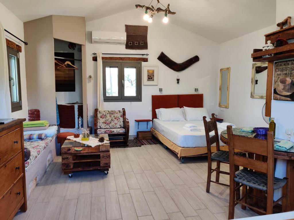 加拉塔斯Olea Cottage的卧室配有1张床、1张桌子和1把椅子