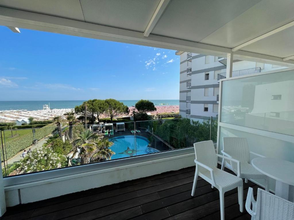 利多迪耶索罗切利尼公园酒店的阳台享有游泳池和海洋的景致。
