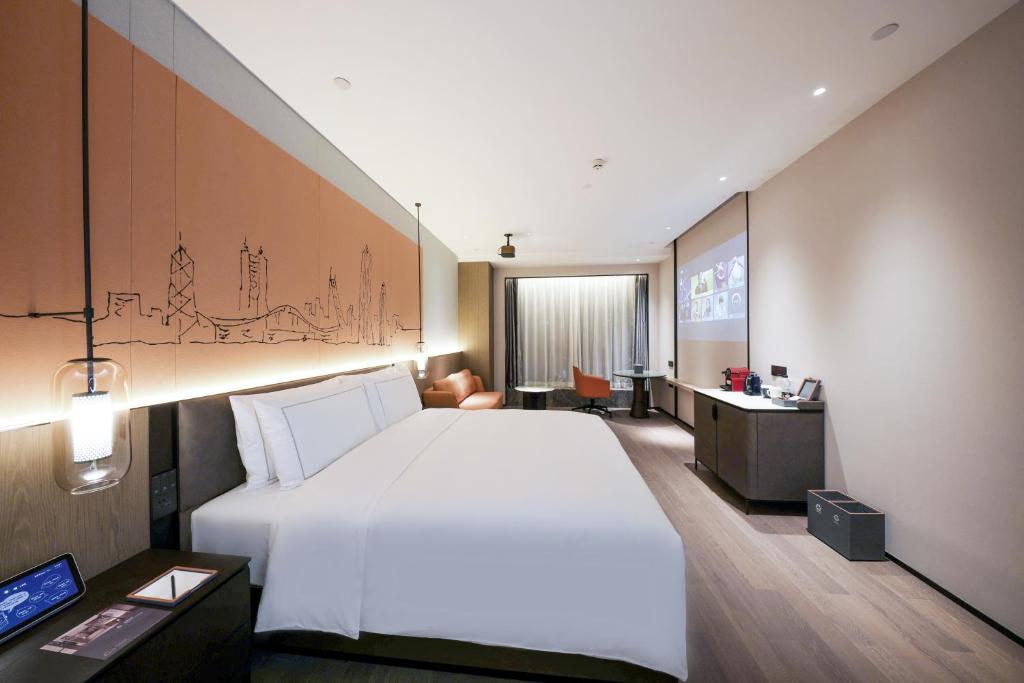 深圳深圳罗湖盛业逸扉酒店的酒店客房设有一张大床和一张书桌。