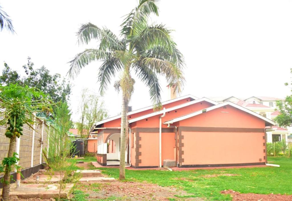 KakamegaPacific Homes @milimani court, kakamega的院子里有棕榈树的房子