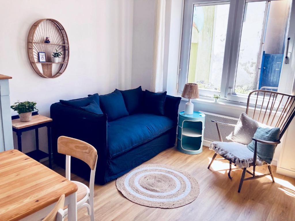 基伯龙Studio Tehani的客厅配有蓝色的沙发和椅子